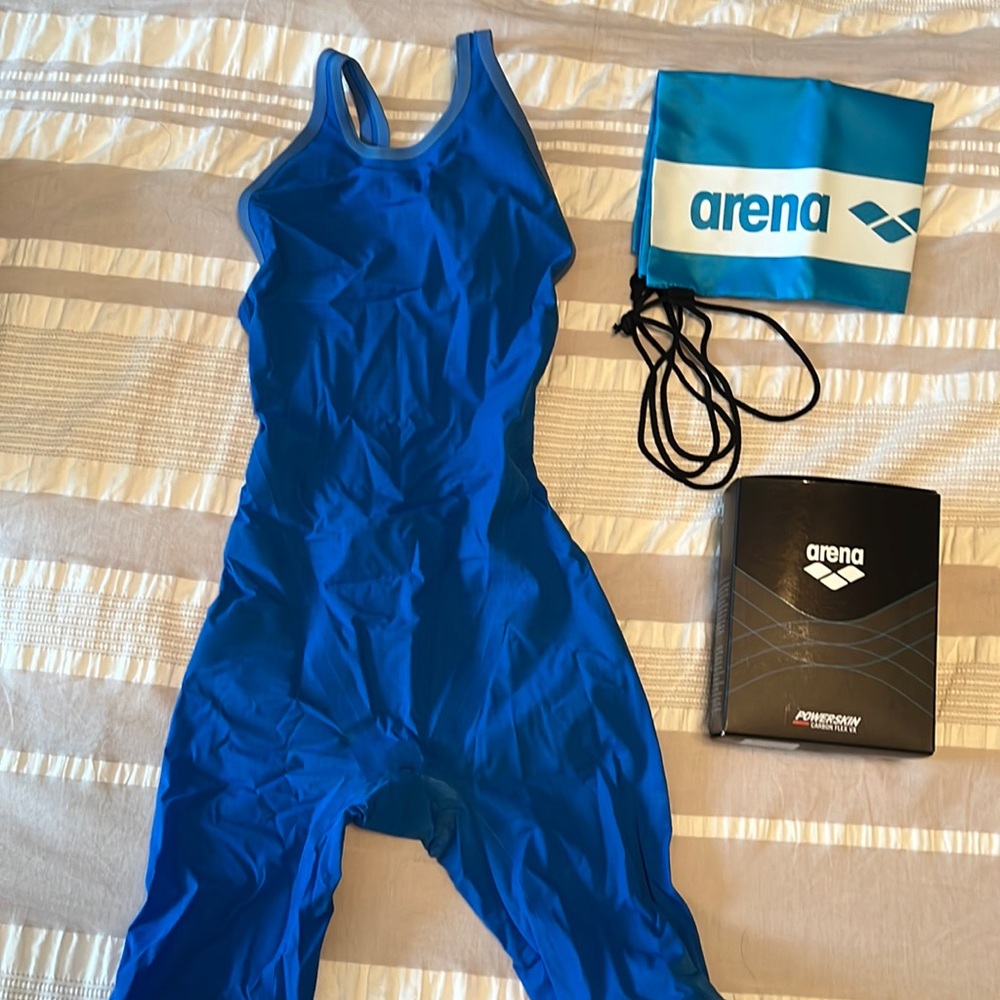 Women’s Arena Powerskin Carbon Flex VX open back kneeskin, size 24 in royal blue